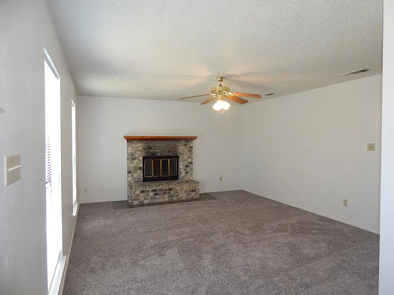 1613 Bobby Lee Killeen TX 76549

Living Area 17.75 X 13.75