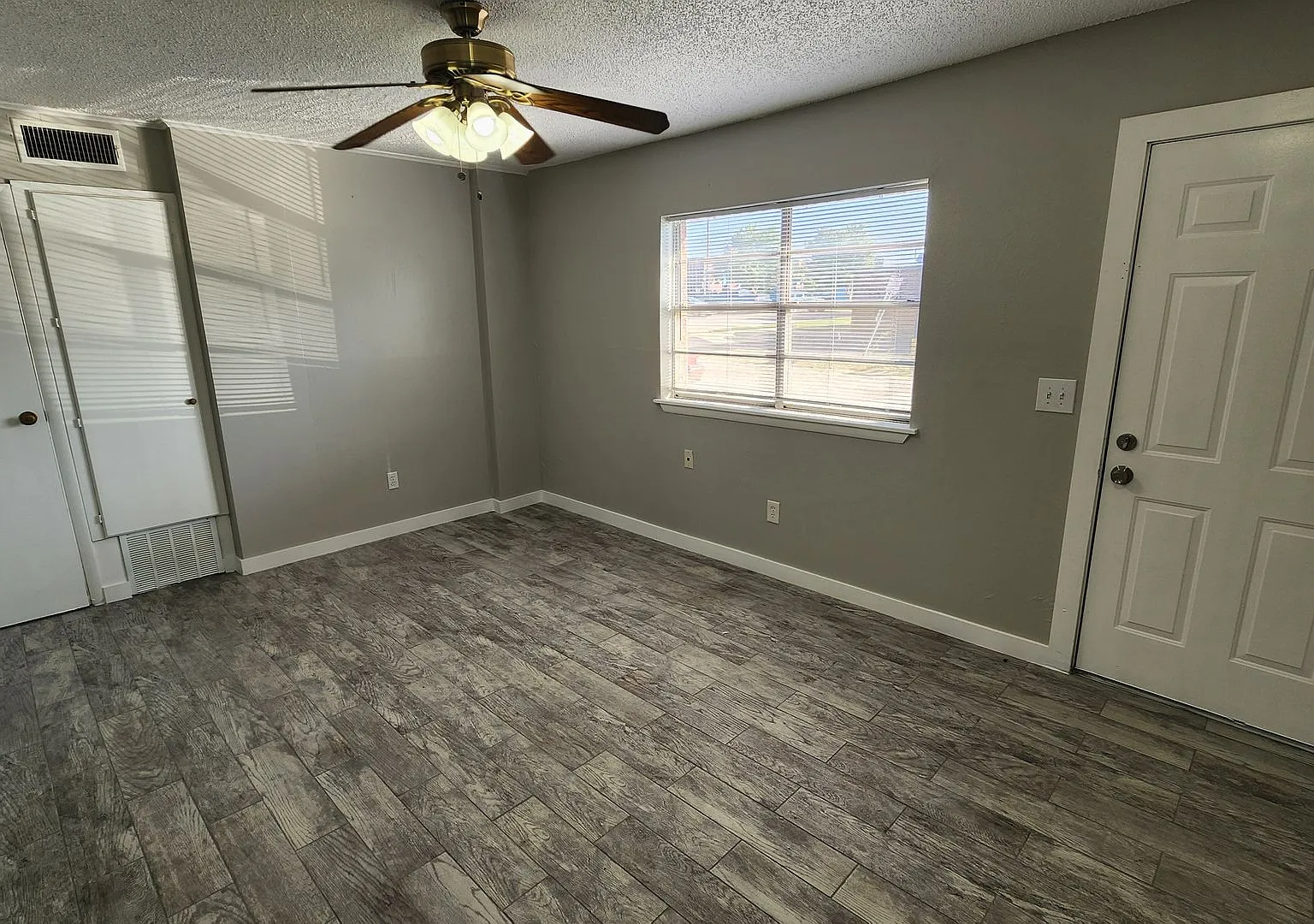 Remodeled 1 bedroom apartment in Edmond, OK with central heat and air next to UCO campus — Photo 4