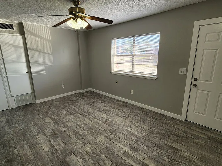 320 E Edwards St #16 — Photo 4