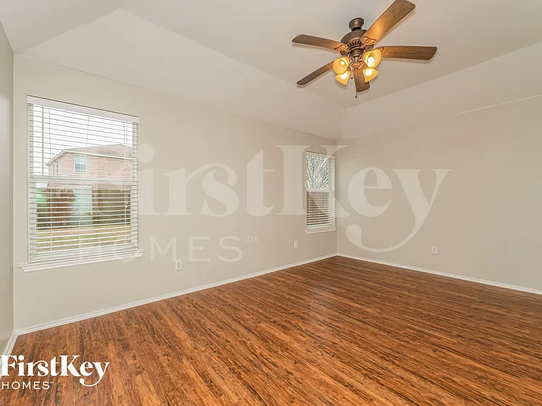 207 Amherst Dr — Photo 9