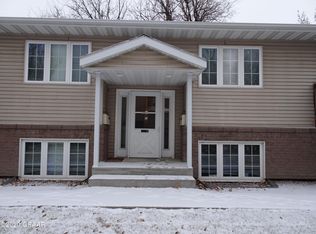 820 N 5th St, Grand Forks, ND 58203