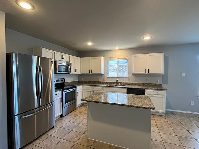 3 bed, 1958 sqft, $2,200 — Photo 3