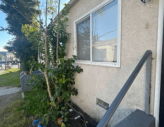 3rd image of 1117 1/2 E 75th St #3452720