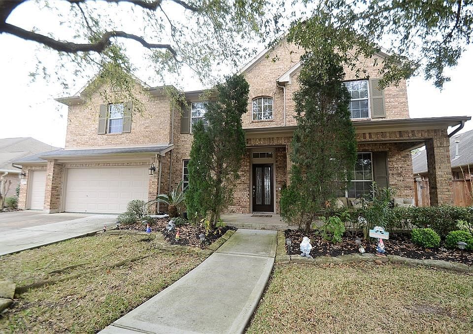 This home has beautiful curb appeal! *** APOLOGIES FOR THE QUALITY OF THE PHOTO'S.  NEW PHOTO'S WILL BE PUT UP WHEN THE AMAZING PAINT JOB IS COMPLETED!! ***