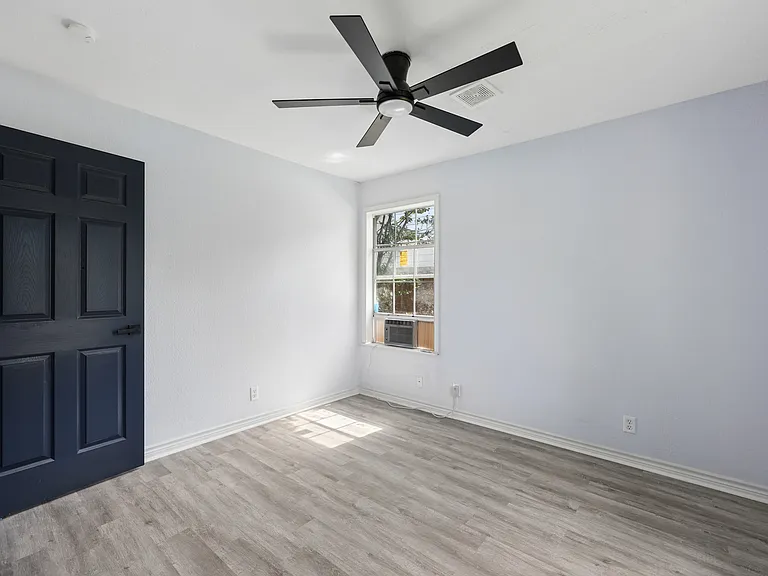 821 Travis St — Photo 17