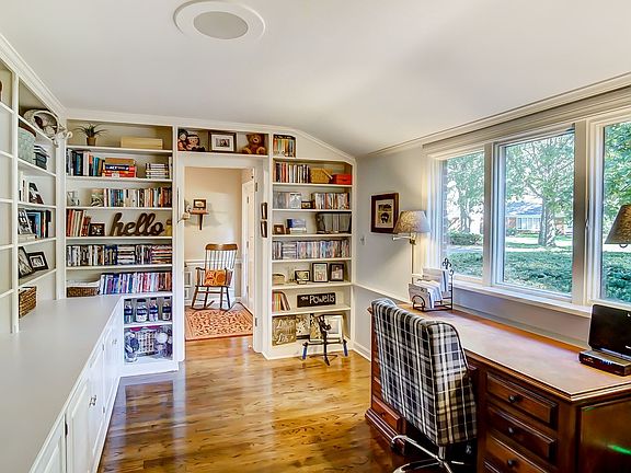 5th image of 10 Parkwood Dr