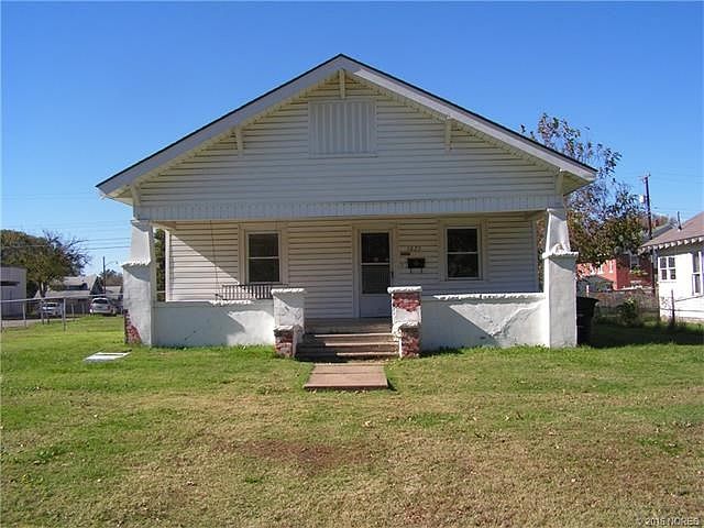 Quaint little bungalow with cozy front porch and swing!