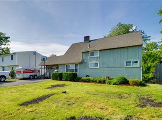 19 Universe Dr, Levittown, NY 11756