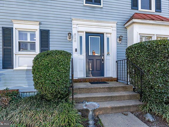 3rd image of 818 Grove Ave #10
