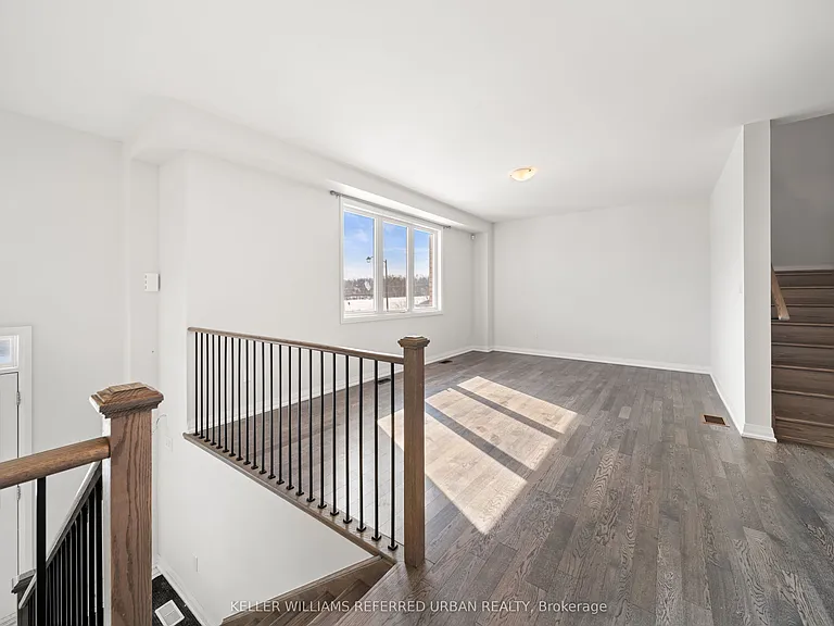 1466 Stovell Cres #MAIN UPPER — Photo 3