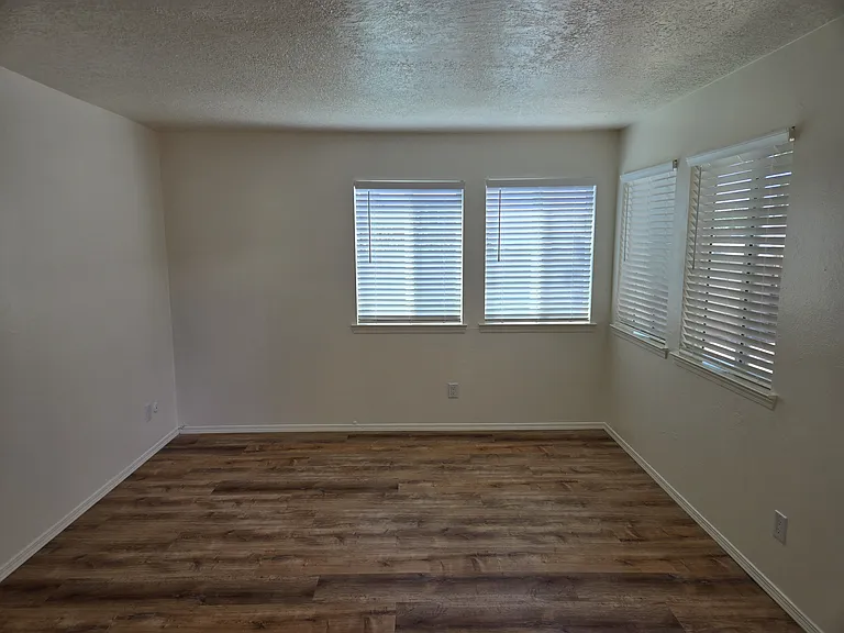 2109 Chelwood Park Blvd NE #D — Photo 4