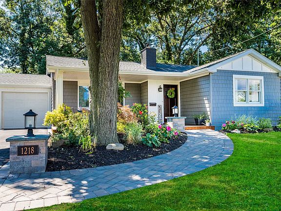 3rd image of 1218 Parkwood Dr