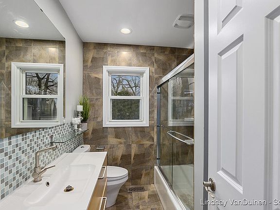 5th image of 1821 Diamond Ave NE