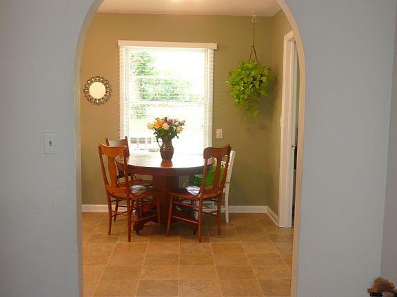 3rd image of 1151 Meadowbrook Ln