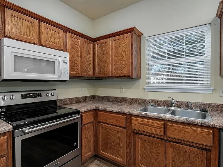 813 E Daniels St — Photo 4