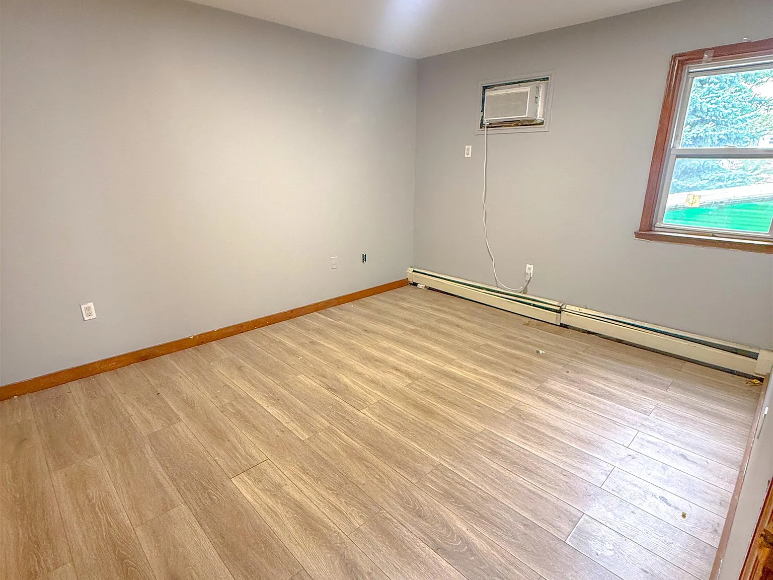 3 bed, 1.0 bath, 1300 sqft, $3,400 — Photo 3