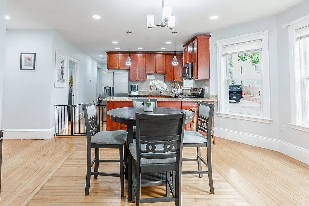 3 bed, 1179 sqft, $3,200 — Photo 2