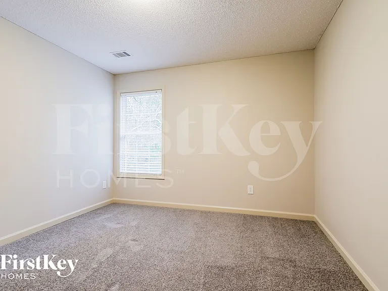 894 Hawk Creek Trl — Photo 12
