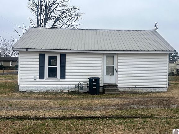 2nd image of 2032 Center St