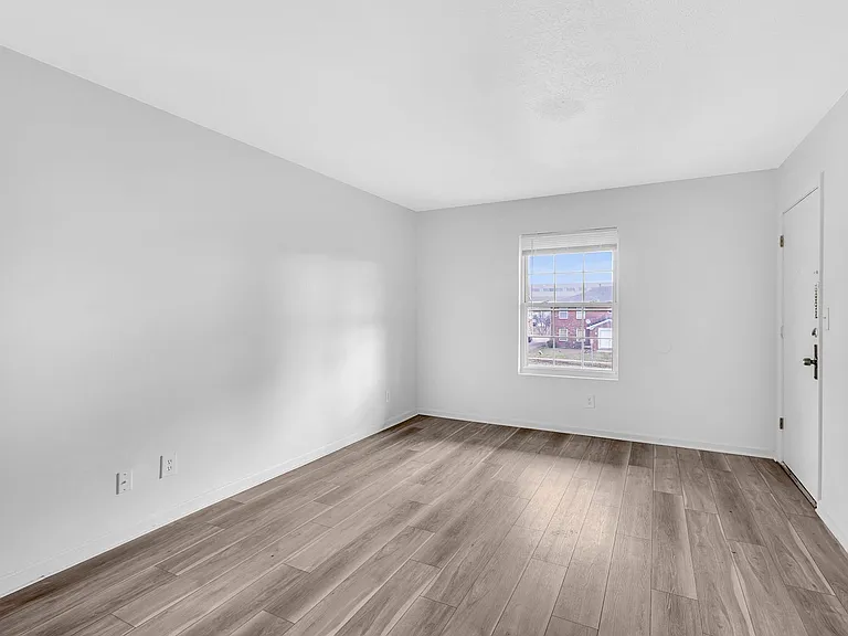 Yorktown Apartments — Photo 3