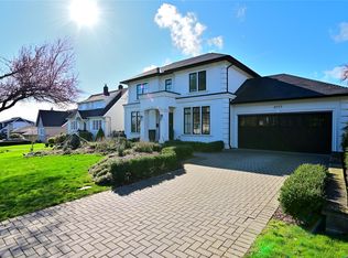 2777 Dewdney Ave, Oak Bay, BC V8R3M3