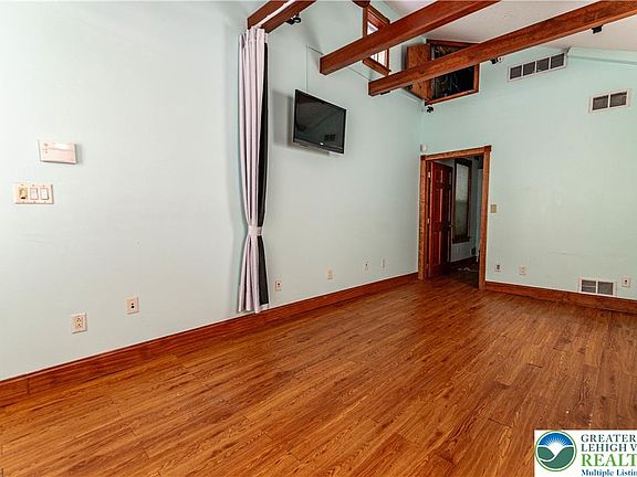 5th image of 416 Wyandotte St