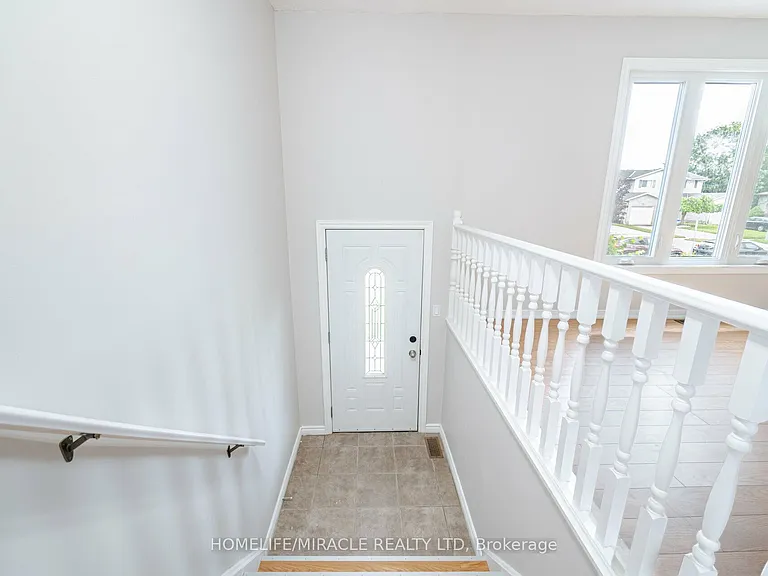 36 Poplar Cres #UPPER — Photo 3