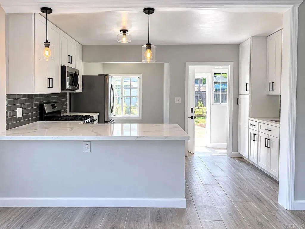 3 bed, 1041 sqft, $4,400 — Photo 3