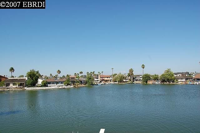 Beautiful open view of the lake - exposure offers shade in the afternoon