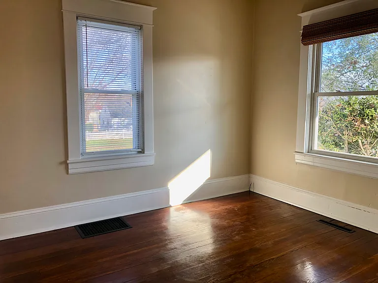112 N Bruffey St — Photo 16