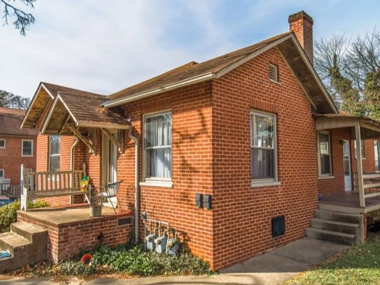 1905 Jefferson Park Ave — Photo 1