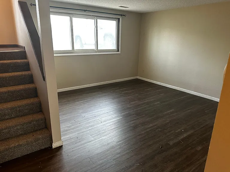 1105 E Pl #B — Photo 3