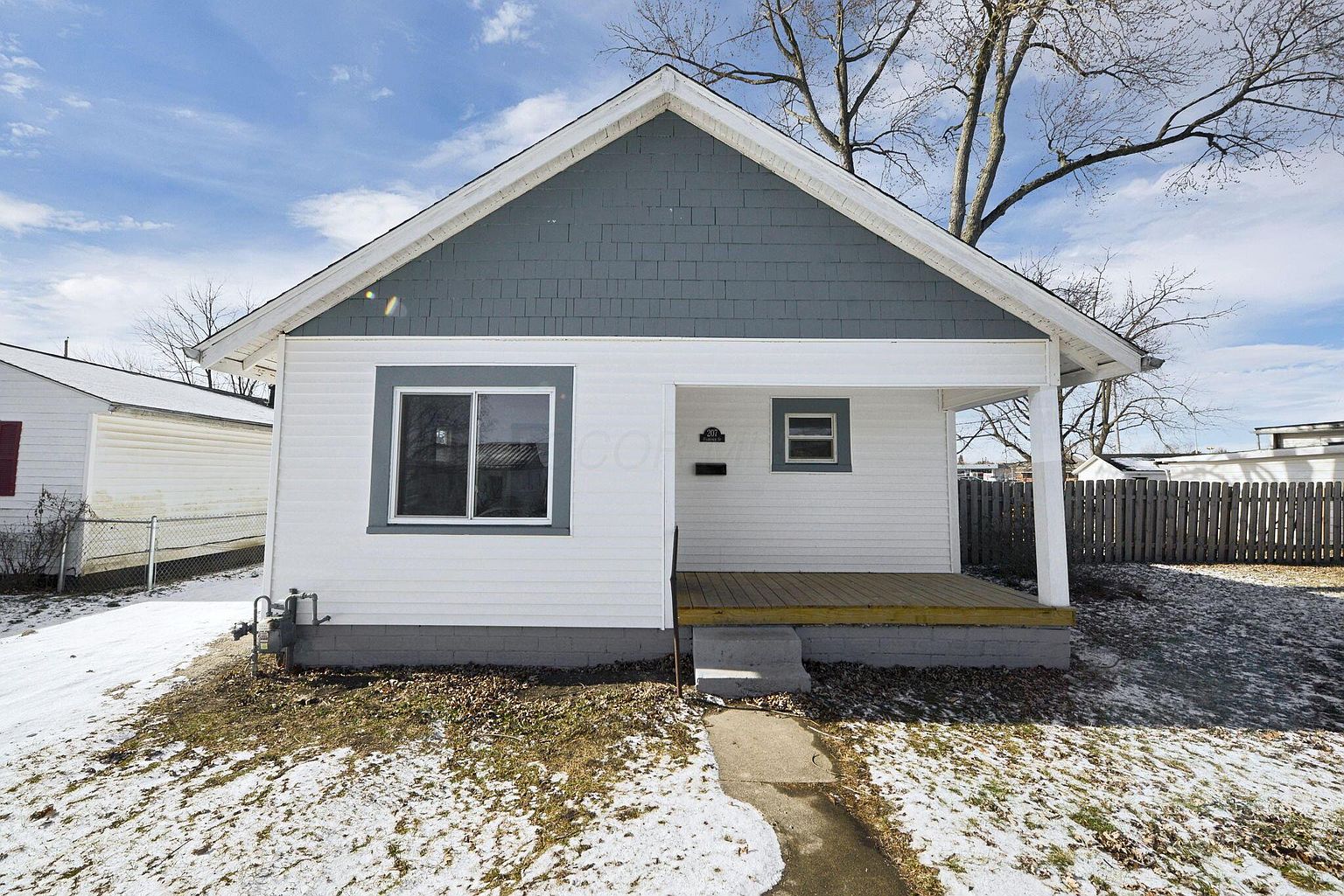 Listing photo 1 for 207 Florence St