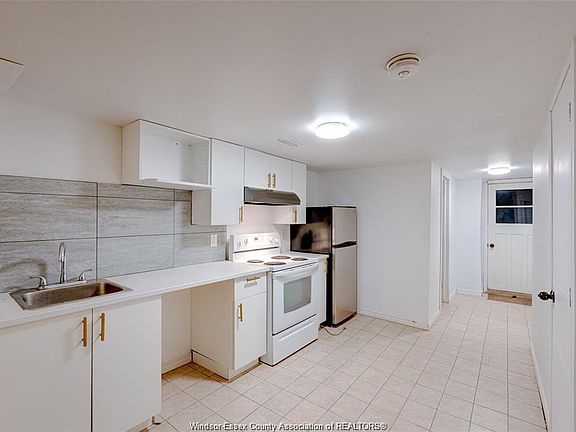 5th image of 1627 Marentette Ave #Basement
