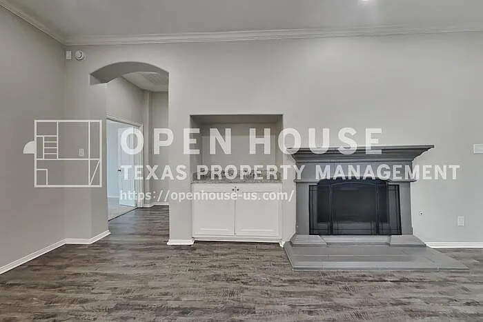 4 bed, 2.0 bath, 2418 sqft, $2,550 — Photo 3