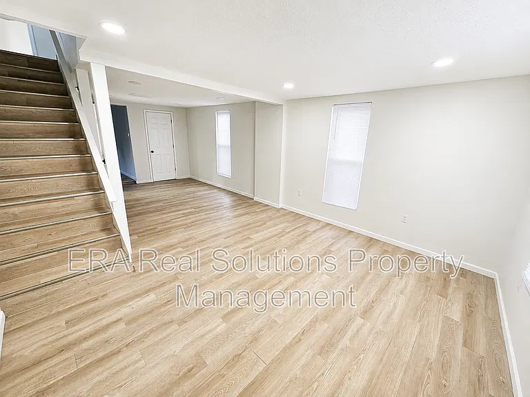 126 S Oakley Ave — Photo 2