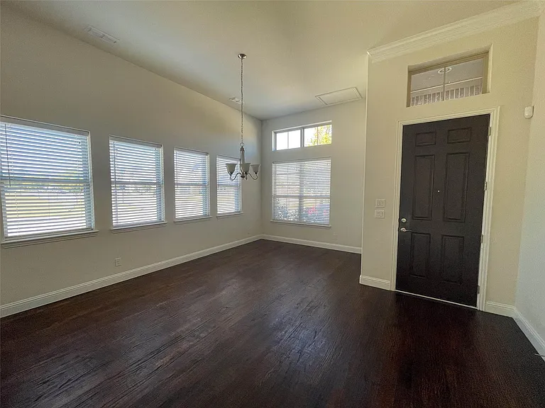 723 Callaway Dr — Photo 8