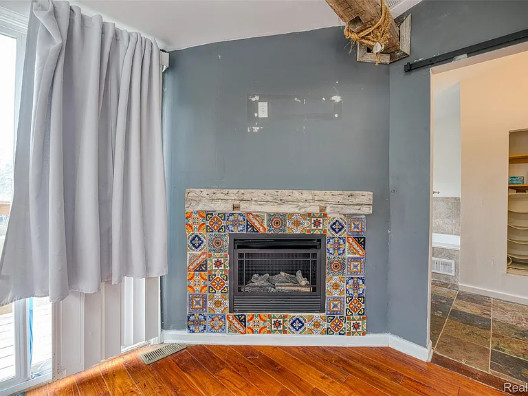 10401 Degrand St — Photo 24