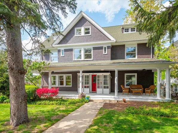 28 Farragut Circle, New Rochelle, NY 10801