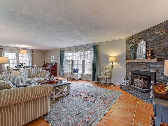 2nd image of 121 Oakhill Dr