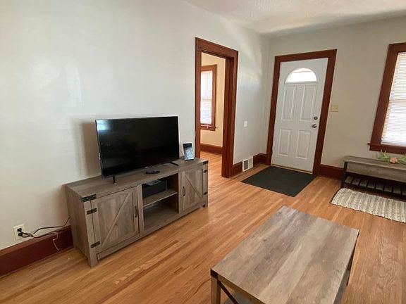 2nd image of 1018 Kruse St