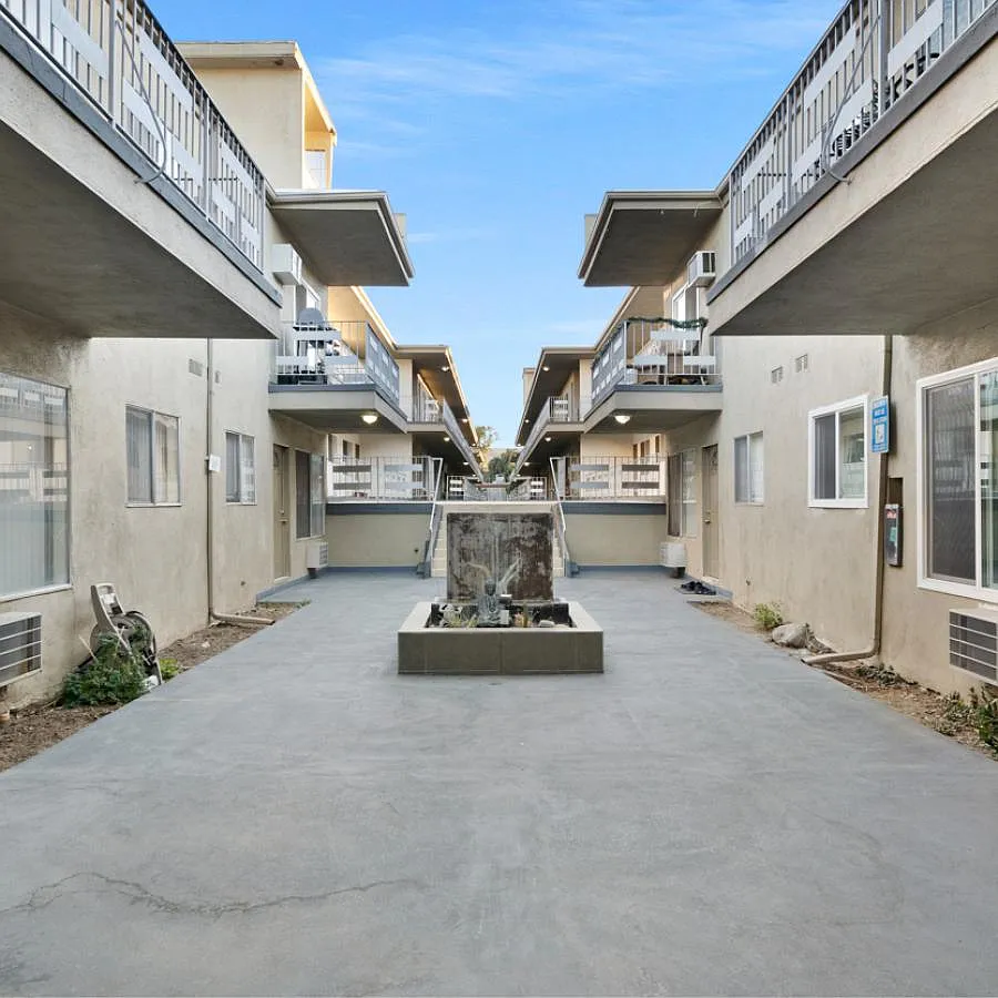 Tarzana Courtyard — Photo 4