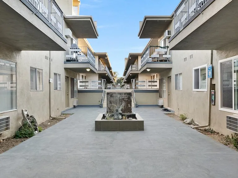 Tarzana Courtyard — Photo 4