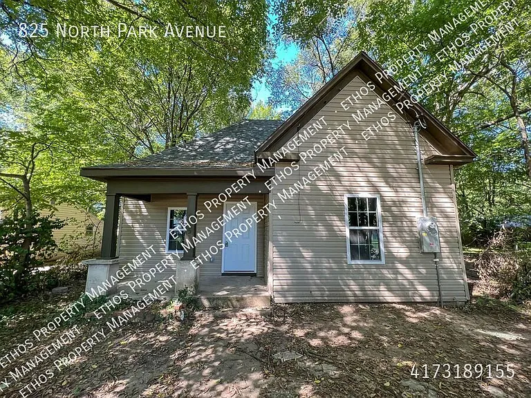 825 N Park Ave — Photo 1
