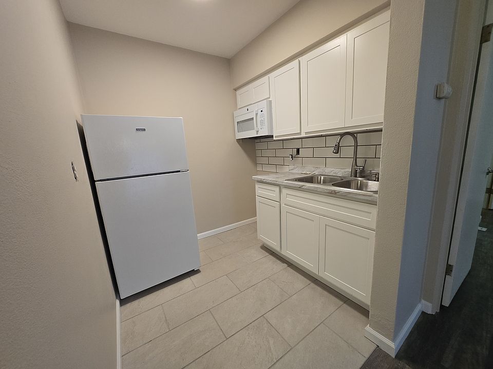 1st image of 2727 Hampton Ave #11322371