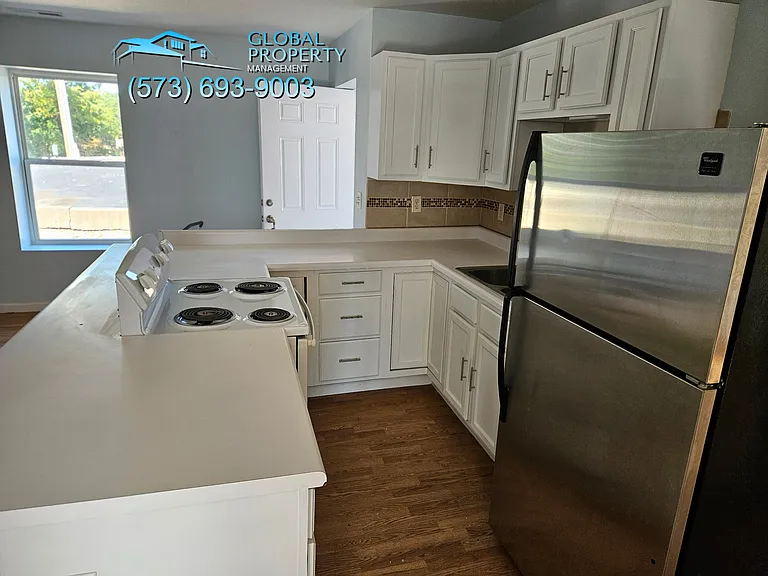 Lakefront Apartments — Photo 8