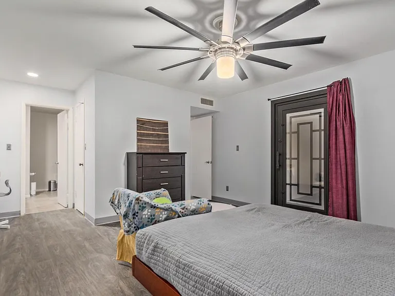 1922 E Laguna Dr — Photo 16