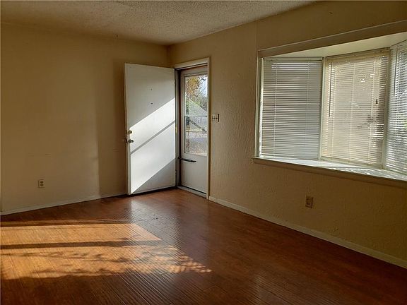 4th image of 4718 Woodend Ave