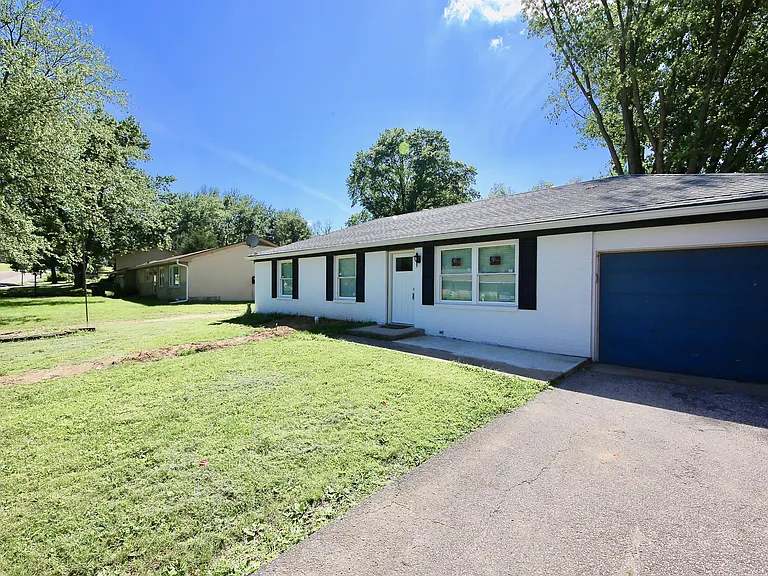 502 W Skyline Dr — Photo 3
