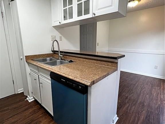 5th image of 1020 Surry Ln